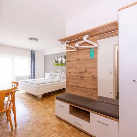 Konukevi Gaestehaus Genf Velden am Wörthersee